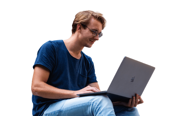 homem com computador na mão lendo diagramas